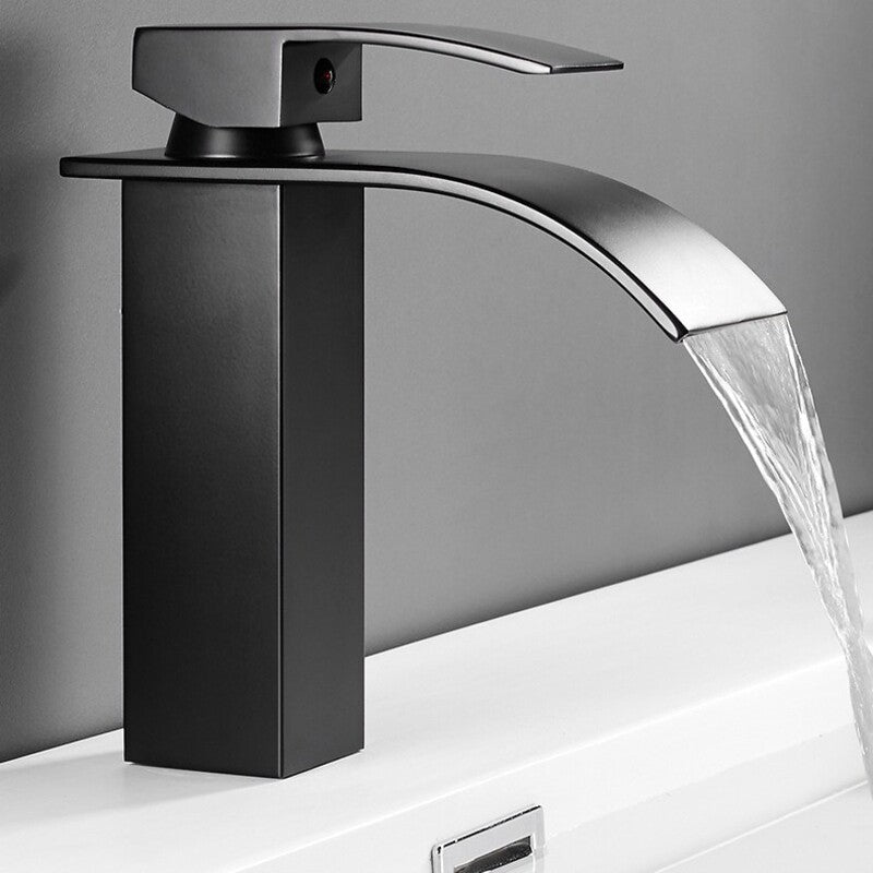 robinet-salle-de-bain-cascade-noir